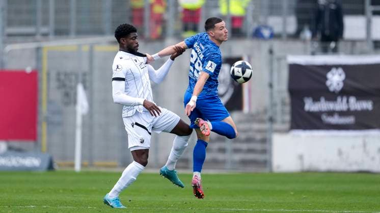 v.li.: Kwabe Schulz (SVS, 2), Gal Grobelnik (SGV, 29), Zweikampf, Spielszene, Duell, duel, tackle, tackling, Dynamik, Action, Aktion, 08.11.2025, Sandhausen (Deutschland), Fussball, Regionalliga Südwest, SV Sandhausen - SGV Freiberg