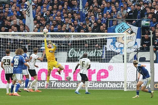 08.11.2025, xrekx, Fussball 2.Bundesliga, FC Schalke 04 - SV Elversberg v.l. Parade Nicolas Kristof (SV 07 Elversberg) Schuss Finn Porath (FC Schalke 04) (DFL DFB REGULATIONS PROHIBIT ANY USE OF PHOTOGRAPHS as IMAGE SEQUENCES and or QUASI-VIDEO) Gelsenkirchen