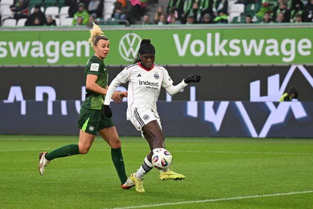 Fußball I Frauen I Saison 2025-2026 I Bundesliga I 10. Spieltag I VfL Wolfsburg - Eintracht Frankfurt I 08.11.2025 Etonam Nicole Anyomi (19, Eintracht Frankfurt) beim Torschuss zum 1:1 Ausgleich, links Lena Lattwein (8, VfL Wolfsburg) Wolfsburg Volkswagen Arena Niedersachsen Deutschland Copyright: xLobeca InesxHähnelx