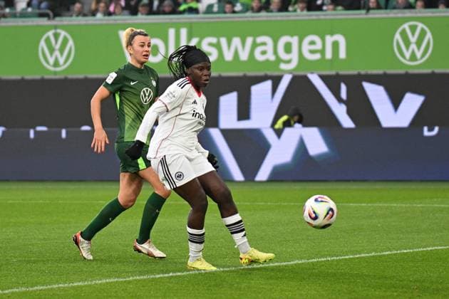 Fußball I Frauen I Saison 2025-2026 I Bundesliga I 10. Spieltag I VfL Wolfsburg - Eintracht Frankfurt I 08.11.2025 Torschuss Etonam Nicole Anyomi (19, Eintracht Frankfurt) zum 1:1 Ausgleich, dahinter Lena Lattwein (8, VfL Wolfsburg) Wolfsburg Volkswagen Arena Niedersachsen Deutschland Copyright: xLobeca InesxHähnelx