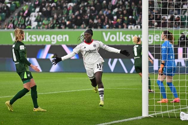 Fußball I Frauen I Saison 2025-2026 I Bundesliga I 10. Spieltag I VfL Wolfsburg - Eintracht Frankfurt I 08.11.2025 Torjubel Etonam Nicole Anyomi (19, Eintracht Frankfurt) nach dem Ausgleichstor zum 1:1 Freisteller, Nahaufnahme, Porträt, Portrait, Einzelfoto, Einzelbild, Körper Wolfsburg Volkswagen Arena Niedersachsen Deutschland Copyright: xLobeca InesxHähnelx