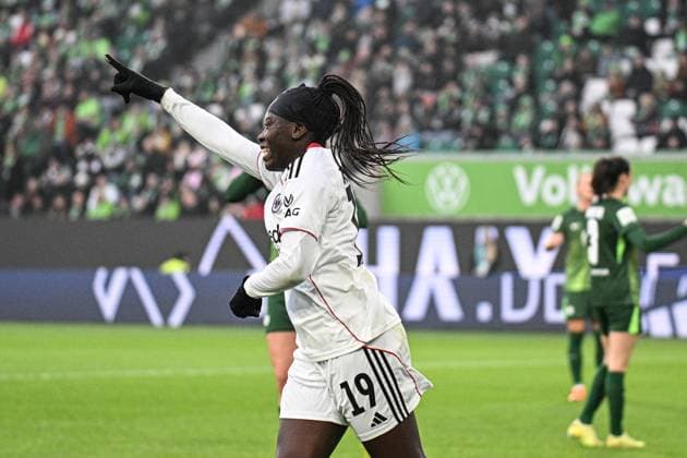 Fußball I Frauen I Saison 2025-2026 I Bundesliga I 10. Spieltag I VfL Wolfsburg - Eintracht Frankfurt I 08.11.2025 Torjubel Etonam Nicole Anyomi (19, Eintracht Frankfurt) mit dem Fingerzeig nach oben Freisteller, Nahaufnahme, Porträt, Portrait, Einzelfoto, Einzelbild, Körper Wolfsburg Volkswagen Arena Niedersachsen Deutschland Copyright: xLobeca InesxHähnelx
