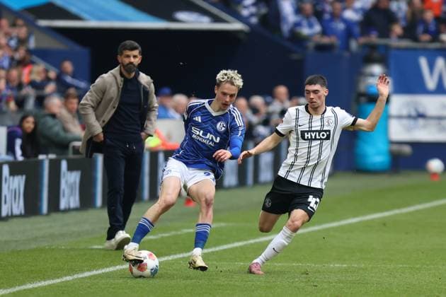 Zweikampf zwischen Finn Porath (FC Schalke 04) und Felix Keidel (SV Elversberg) GER, FC Schalke 04 gegen SV Elversberg, Fussball, 2.Liga, 12.Spieltag, Spielzeit 2025 2026, 08.11.2025 DFL REGULATIONS PROHIBIT ANY USE OF PHOTOGRAPHS AS IMAGE SEQUENCES AND OR QUASI-VIDEO GER, FC Schalke 04 gegen SV Elversberg, Fussball, 2.Liga, 12.Spieltag, Spielzeit 2025 2026, 08.11.2025 Gelsenkirchen Copyright: xEibner-Pressefoto FrankxZeisingx EP_FZG