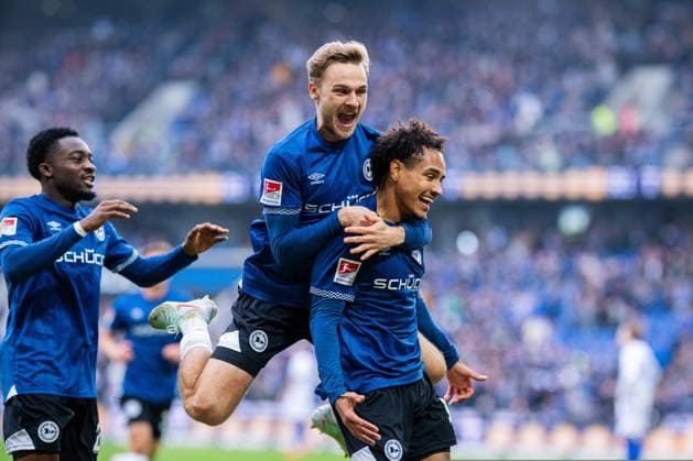 08.11.2025 - Fußball, 2025 2026, 2. Bundesliga, 12. Spieltag, DSC Arminia Bielefeld - Karlsruher SC: (R) Monju Momuluh (Bielefeld) jubelt nach seinem Tor zum 3:0 mit (L) Tim Handwerker (Bielefeld) DFL REGULATIONS PROHIBIT ANY USE OF PHOTOGRAPHS AS IMAGE SEQUENCES AND OR QUASI-VIDEO.
