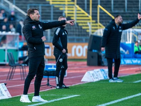 Moritz Glasbrenner, Cheftrainer (SSV Ulm 1846) und im Hintergrund Daniel Brinkmann, Cheftrainer (FC Hansa Rostock) dirigieren ihre Mannschaften, GER, SSV Ulm 1846 vs. FC Hansa Rostock, Fussball, DFB-Pokal, 1. Runde, Spielzeit 2025 2026, 08.11.2025, DFB DFL regulations prohibit any use of photographs as image sequences and or quasi-video. GER, SSV Ulm 1846 vs. FC Hansa Rostock, Fussball, DFB-Pokal, Spielzeit 2025 2026, 08.11.2025 Ulm Copyright: xMichaelxSchmidt Eibner-Pressefotx EP_MST