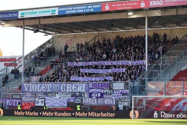 Spruchband der Osnabrücker Fans Fussball 3. Liga 2025 2026 FC Energie Cottbus - VfL Osnabrück