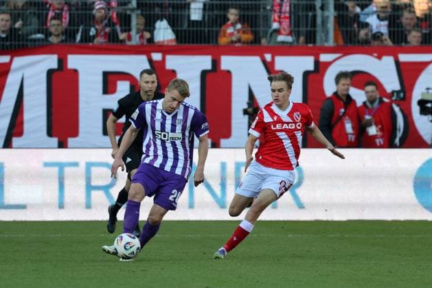 24 Jannik Müller (C) (Osnabrück, l.), 8 Lukas Michelbrink (Energie Cottbus) Fussball 3. Liga 2025 2026 FC Energie Cottbus - VfL Osnabrück