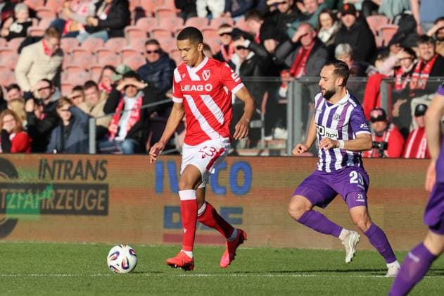 23 Nyamekye Awortwie-Grant (Energie Cottbus, l.), 29 David Kopacz (Osnabrück) Fussball 3. Liga 2025 2026 FC Energie Cottbus - VfL Osnabrück