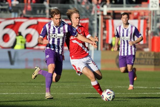 18 Lars Kehl (Osnabrück, l.) 8 Lukas Michelbrink (Energie Cottbus) Fussball 3. Liga 2025 2026 FC Energie Cottbus - VfL Osnabrück