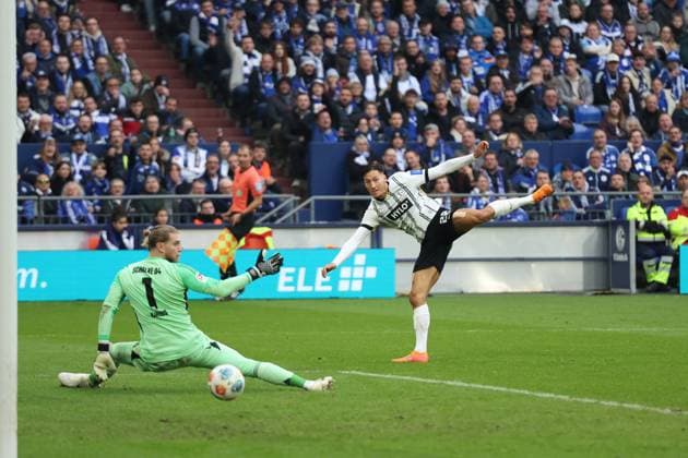 08.11.2025, xrekx, Fussball 2.Bundesliga, FC Schalke 04 - SV Elversberg v.l. Loris Karius (FC Schalke 04) Younes Ebnoutalib (SV 07 Elversberg) Abseitstor (DFL DFB REGULATIONS PROHIBIT ANY USE OF PHOTOGRAPHS as IMAGE SEQUENCES and or QUASI-VIDEO) Gelsenkirchen