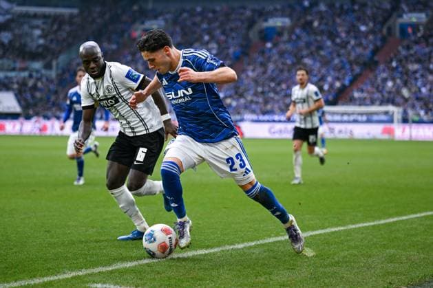 08.11.2025, Fussball, 2. Bundesliga, Saison 2025 2026, 12. Spieltag, FC Schalke 04 - SV Elversberg, Amara Conde (SV Elversberg), Soufiane El-Faouzi (FC Schalke 04) xRHR-FOTO YYx Copyright: KROEGER RHR-FOTOx RHR-FOTO YY
