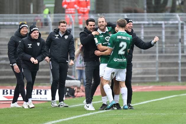 08. November 2025, Fussball, Herren, Dritte Liga, 14. Spieltag 3. Liga Saison 2025 2026: FC Schweinfurt 05 - TSG 1899 Hoffenheim II Torschütze zum 1:0 Kristian Böhnlein (FC Schweinfurt 05, 13) feiert mit Trainer Victor Kleinhenz (FC Schweinfurt 05) Schweinfurt Riedel Bau Arena im Sachs-Stadio Bayern Unterfranken Deutschland