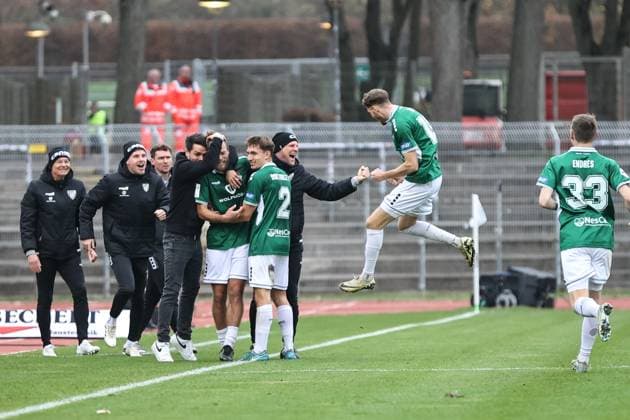 08. November 2025, Fussball, Herren, Dritte Liga, 14. Spieltag 3. Liga Saison 2025 2026: FC Schweinfurt 05 - TSG 1899 Hoffenheim II Torschütze zum 1:0 Kristian Böhnlein (FC Schweinfurt 05, 13) feiert mit Trainer Victor Kleinhenz (FC Schweinfurt 05) und der Mannschaft Schweinfurt Riedel Bau Arena im Sachs-Stadio Bayern Unterfranken Deutschland
