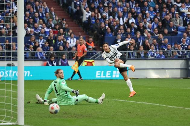 08.11.2025, xrekx, Fussball 2.Bundesliga, FC Schalke 04 - SV Elversberg v.l. Loris Karius (FC Schalke 04) Younes Ebnoutalib (SV 07 Elversberg) Abseitstor (DFL DFB REGULATIONS PROHIBIT ANY USE OF PHOTOGRAPHS as IMAGE SEQUENCES and or QUASI-VIDEO) Gelsenkirchen