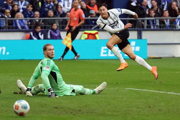 08.11.2025, xrekx, Fussball 2.Bundesliga, FC Schalke 04 - SV Elversberg v.l. Loris Karius (FC Schalke 04) Younes Ebnoutalib (SV 07 Elversberg) Abseitstor (DFL DFB REGULATIONS PROHIBIT ANY USE OF PHOTOGRAPHS as IMAGE SEQUENCES and or QUASI-VIDEO) Gelsenkirchen