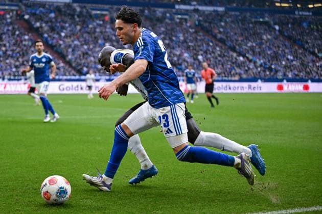 08.11.2025, Fussball, 2. Bundesliga, Saison 2025 2026, 12. Spieltag, FC Schalke 04 - SV Elversberg, Amara Conde (SV Elversberg), Soufiane El-Faouzi (FC Schalke 04) xRHR-FOTO YYx Copyright: KROEGER RHR-FOTOx RHR-FOTO YY