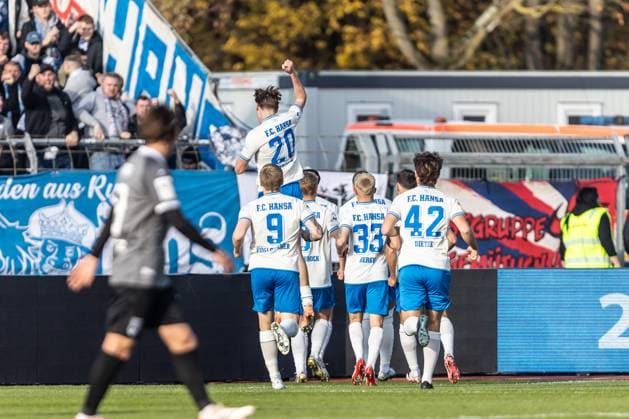 Fussball, Saison 2025 2026, 3. Liga, Donaustadion Ulm, 14. Spieltag, SSV Ulm 1846 Fußball - FC Hansa Rostock, 08.11.2025 08.11.2025, Fussball, Saison 2025 2026, 3. Liga, Donaustadion Ulm, 14. Spieltag, SSV Ulm 1846 Fußball - FC Hansa Rostock, Torjubel Jubel Freude nach Treffer Tor Torschuss zum 0:2 durch 4 Kenan Fatkic (FC Hansa Rostock). Team Mannschaft FC Hansa Rostock Foto: Lucca Fundel Ulm Donaustadion Baden-Württemberg Deutschland