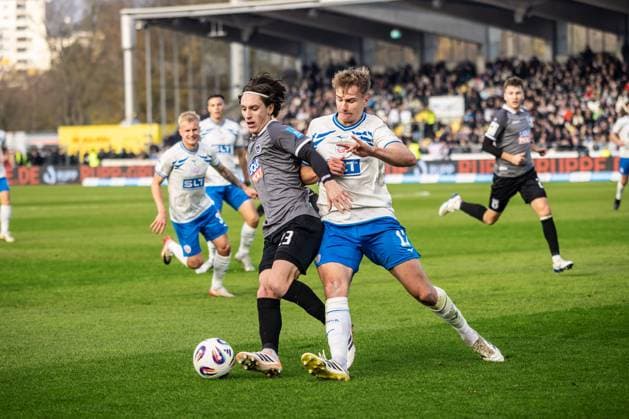 Fussball, Saison 2025 2026, 3. Liga, Donaustadion Ulm, 14. Spieltag, SSV Ulm 1846 Fußball - FC Hansa Rostock, 08.11.2025 08.11.2025, Fussball, Saison 2025 2026, 3. Liga, Donaustadion Ulm, 14. Spieltag, SSV Ulm 1846 Fußball - FC Hansa Rostock, v.l. 23 Max Brandt (SSV Ulm 1846 Fußball), 17 Florian Carstens (FC Hansa Rostock) Foto: Lucca Fundel Ulm Donaustadion Baden-Württemberg Deutschland