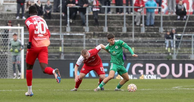 08.11.2025, xfsx, Herren, Fussball, Saison 2025 2026, Regionalliga Bayern, 17. Spieltag: FC Wuerzburger Kickers - SpVgg Ansbach 09 v.li.: Tarsis Bonga (FC Wuerzburger Kickers), Philipp Ochs (FC Wuerzburger Kickers), Bjoern Angermeier (SpVgg Ansbach 09) Wuerzburg AKON ARENA Bayern Deutschland