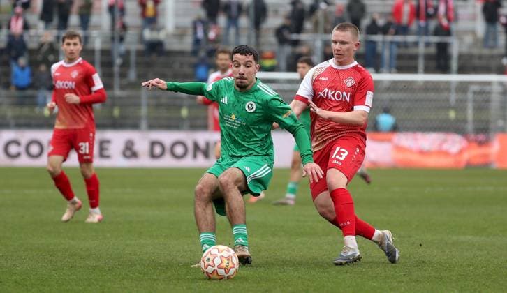 08.11.2025, xfsx, Herren, Fussball, Saison 2025 2026, Regionalliga Bayern, 17. Spieltag: FC Wuerzburger Kickers - SpVgg Ansbach 09 v.li.: Tarkan uecuencue (SpVgg Ansbach 09), Philipp Ochs (FC Wuerzburger Kickers) Wuerzburg AKON ARENA Bayern Deutschland