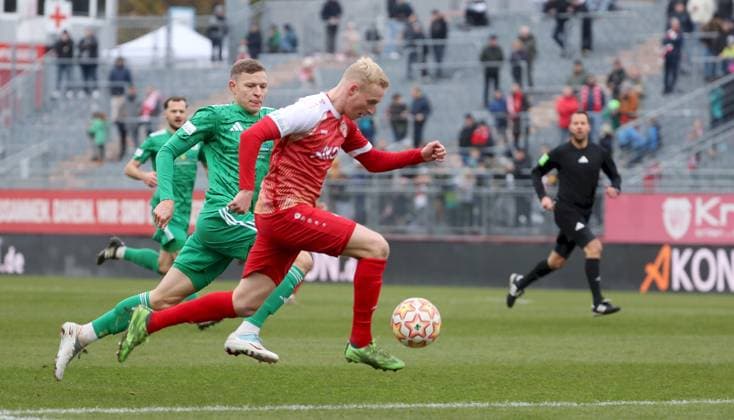 08.11.2025, xfsx, Herren, Fussball, Saison 2025 2026, Regionalliga Bayern, 17. Spieltag: FC Wuerzburger Kickers - SpVgg Ansbach 09 v.li.: Riko Manz (SpVgg Ansbach 09), Luke Hemmerich (FC Wuerzburger Kickers) Wuerzburg AKON ARENA Bayern Deutschland