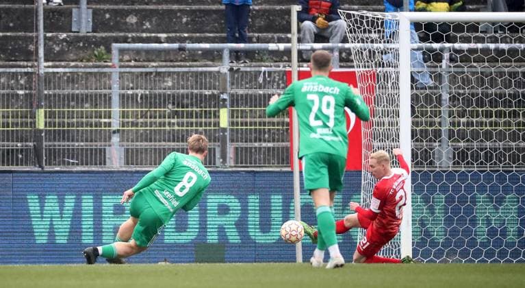 08.11.2025, xfsx, Herren, Fussball, Saison 2025 2026, Regionalliga Bayern, 17. Spieltag: FC Wuerzburger Kickers - SpVgg Ansbach 09 v.li.: Niklas Seefried (SpVgg Ansbach 09) erzielt das Tor zum 0:1, scores the goal 0:1, Riko Manz (SpVgg Ansbach 09), Luke Hemmerich (FC Wuerzburger Kickers) Wuerzburg AKON ARENA Bayern Deutschland