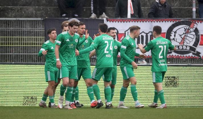 08.11.2025, xfsx, Herren, Fussball, Saison 2025 2026, Regionalliga Bayern, 17. Spieltag: FC Wuerzburger Kickers - SpVgg Ansbach 09 v.li.: Spieler der SpVgg Ansbach 09 mit Torjubel, celebrate the goal, goal celebration, Jubel ueber das Tor zum 0:1 durch Niklas Seefried (SpVgg Ansbach 09) Wuerzburg AKON ARENA Bayern Deutschland