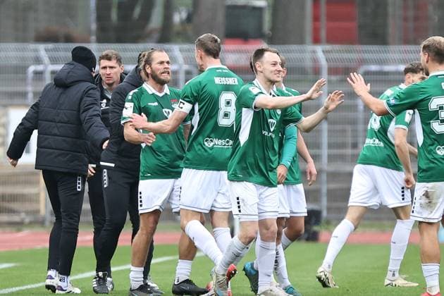 08. November 2025, Fussball, Herren, Dritte Liga, 14. Spieltag 3. Liga Saison 2025 2026: FC Schweinfurt 05 - TSG 1899 Hoffenheim II Torschütze zum 1:0 Kristian Böhnlein (FC Schweinfurt 05, 13) feiert mit Trainer Victor Kleinhenz (FC Schweinfurt 05) und der Mannschaft Schweinfurt Riedel Bau Arena im Sachs-Stadio Bayern Unterfranken Deutschland