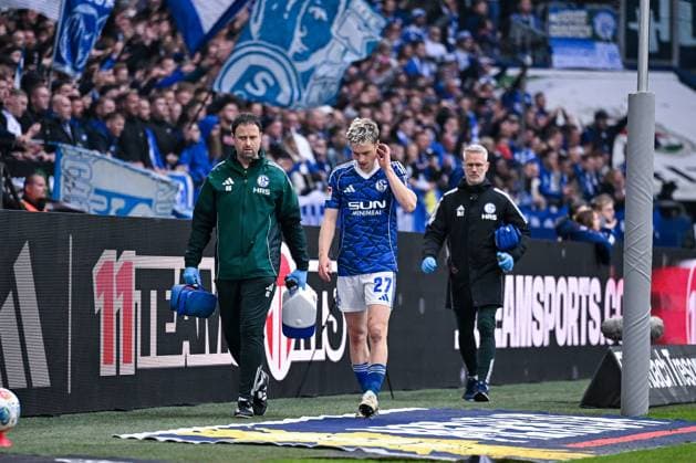 08.11.2025, Fussball, 2. Bundesliga, Saison 2025 2026, 12. Spieltag, FC Schalke 04 - SV Elversberg, Finn Porath (FC Schalke 04) muss verletzt runter, xRHR-FOTO YYx Copyright: KROEGER RHR-FOTOx RHR-FOTO YY