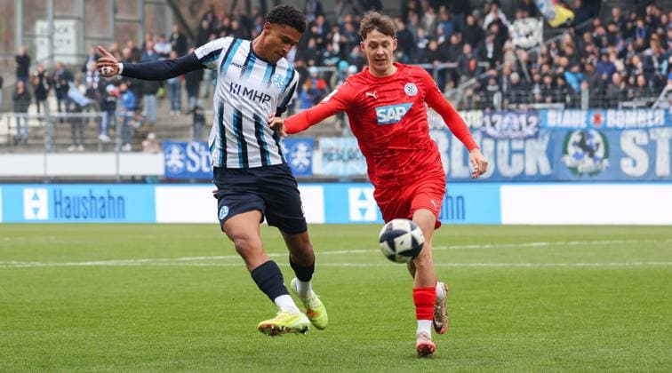 BAU 08.11.2025 Stuttgart Fußball SV Stuttgarter Kickers vs. FC Astoria Walldorf, v.l. Jacob Danquah (Stuttgart), Jacob Collmann (Walldorf)