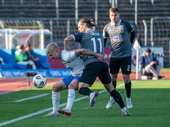 Viktor Bergh (FC Hansa Rostock, 33) im Zweikampf mit Dennis Chessa (SSV Ulm 1846, 11), GER, SSV Ulm 1846 vs. FC Hansa Rostock, Fussball, 3. Liga, Spielzeit 2025 2026, 08.11.2025, DFB DFL regulations prohibit any use of photographs as image sequences and or quasi-video. GER, SSV Ulm 1846 vs. FC Hansa Rostock, Fussball, 3. Liga, Spielzeit 2025 2026, 08.11.2025 Ulm Copyright: xMichaelxSchmidt Eibner-Pressefotx EP_MST