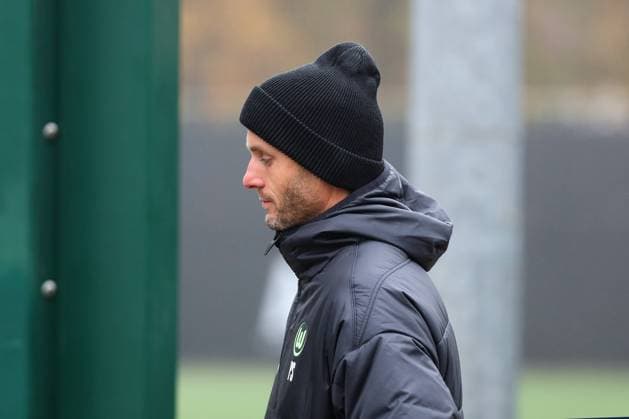 VfL vs.Hoffenheim, U19 DFB-Pokal Wolfsburg, 08.11.2025, FUßBALL - VfL Wolfsburg vs. TSG 1899 Hoffenheim, U19 DFB-Pokal, Saison 2025 26. Cheftrainer Paul Simonis (VfL Wolfsburg) besucht VfL U19 DFB Pokalspiel Wolfsburg