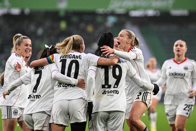Fußball I Frauen I Saison 2025-2026 I Bundesliga I 10. Spieltag I VfL Wolfsburg - Eintracht Frankfurt I 08.11.2025 Torjubel Nina Lührßen (11, Eintracht Frankfurt), Hayley Emma Raso (7, Eintracht Frankfurt), Laura Freigang (10, Eintracht Frankfurt), Etonam Nicole Anyomi (19, Eintracht Frankfurt) und Elisa Senß (6, Eintracht Frankfurt) v.l.n.r. Wolfsburg Volkswagen Arena Niedersachsen Deutschland Copyright: xLobeca InesxHähnelx