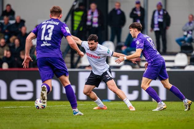 v.l. Erik Majetschak (FC Erzgebirge Aue, 13), Berkan Taz (SC Verl, 10), Pascal Fallmann (FC Erzgebirge Aue, 17) GER, SC Verl vs. FC Erzgebirge Aue, Fussball, 3. Liga, 14. Spieltag, Spielzeit 2025 2026, 08.11.2025 DFL Regulations prohibit any use of photographers as image sequences and or quasi-video. GER, SC Verl vs. FC Erzgebirge Aue, Fussball, 3. Liga, 14. Spieltag, Spielzeit 2025 2026, 08.11.2025 Verl Copyright: xEibner-Pressefoto JanxRollingerx EP_JSK