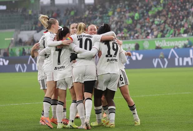 torjubel frankfurt Fussball, Frauen, Saison 2025 2026, 1.Liga, Google Pixel Frauen-Bundesliga, VfL Wolfsburg gegen Eintracht Frankfurt DFL REGULATIONS PROHIBIT ANY USE OF PHOTOGRAPHS AS IMAGE SEQUENCES AND OR QUASI-VIDEO.