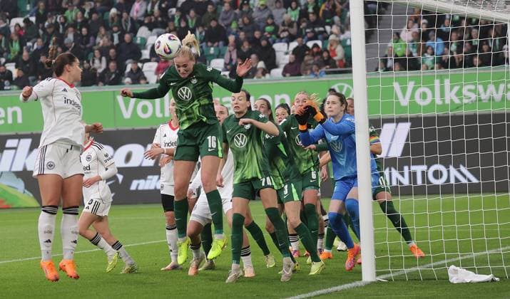 Camilla Kuever (VfL Wolfsburg) per Kopfballabwehr Fussball, Frauen, Saison 2025 2026, 1.Liga, Google Pixel Frauen-Bundesliga, VfL Wolfsburg gegen Eintracht Frankfurt DFL REGULATIONS PROHIBIT ANY USE OF PHOTOGRAPHS AS IMAGE SEQUENCES AND OR QUASI-VIDEO.