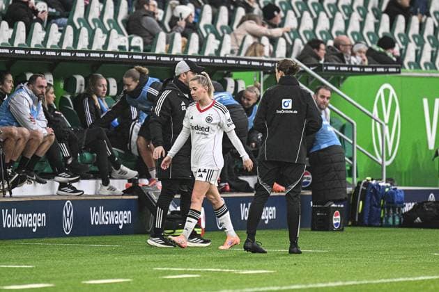 Fußball I Frauen I Saison 2025-2026 I Bundesliga I 10. Spieltag I VfL Wolfsburg - Eintracht Frankfurt I 08.11.2025 Nina Lührßen (11, Eintracht Frankfurt) auf dem Weg in die Kabine, nachdem sie die rote Karte bekommen hat Freisteller, Nahaufnahme, Porträt, Portrait, Einzelfoto, Einzelbild, Körper Wolfsburg Volkswagen Arena Niedersachsen Deutschland Copyright: xLobeca InesxHähnelx