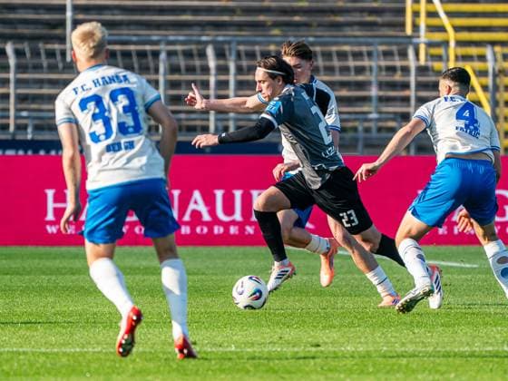 Max Brandt (SSV Ulm 1846, 23) im Zweikampf mit Ryan Naderi (FC Hansa Rostock, 20), GER, SSV Ulm 1846 vs. FC Hansa Rostock, Fussball, 3. Liga, Spielzeit 2025 2026, 08.11.2025, DFB DFL regulations prohibit any use of photographs as image sequences and or quasi-video. GER, SSV Ulm 1846 vs. FC Hansa Rostock, Fussball, 3. Liga, Spielzeit 2025 2026, 08.11.2025 Ulm Copyright: xMichaelxSchmidt Eibner-Pressefotx EP_MST