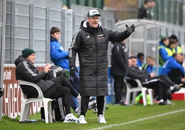 08.11.2025, xjhx, Fussball Regionalliga Suedwest, Bayern Alzenau - FC 08 Homburg v.l. Trainer Roland Seitz (FC Homburg) (DFL DFB REGULATIONS PROHIBIT ANY USE OF PHOTOGRAPHS as IMAGE SEQUENCES and or QUASI-VIDEO) Alzenau