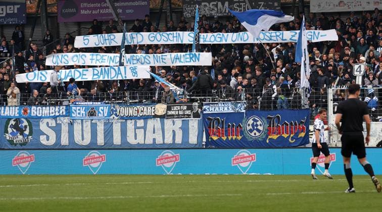 BAU 08.11.2025 Stuttgart Fußball SV Stuttgarter Kickers vs. FC Astoria Walldorf, Banner im Stuttgarter B-Block