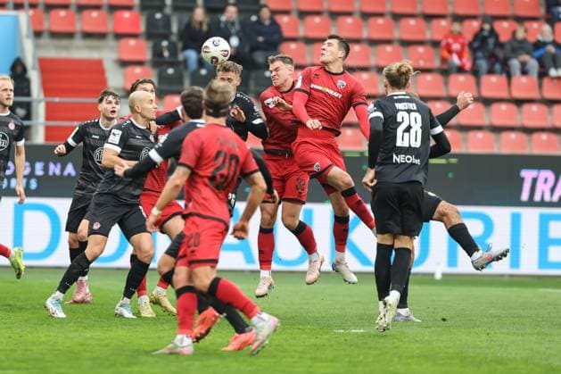 3. Liga; FC Ingolstadt 04 - Rot-Weiss Essen; Ecke Kopfball Jonas Scholz (15, FCI) Simon Lorenz (32, FCI) Moustier Tom (28 RWE) 3. Liga - FC Ingolstadt 04 Saison 2025 2026 Rot-Weiss Essen RWE