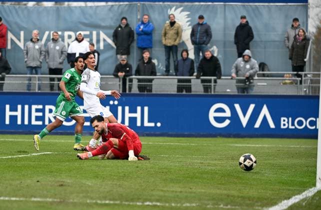 08.11.2025, xjhx, Fussball Regionalliga Suedwest, Bayern Alzenau - FC 08 Homburg v.l. Ken Mata (FC Homburg), Ahmet Aygül (Bayern Alzenau), Alessio Samarelli (Bayern Alzenau) Goal scored, erzielt das Tor zum. 0:1 (DFL DFB REGULATIONS PROHIBIT ANY USE OF PHOTOGRAPHS as IMAGE SEQUENCES and or QUASI-VIDEO) Alzenau