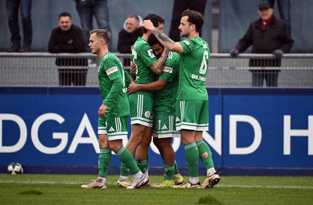 08.11.2025, xjhx, Fussball Regionalliga Suedwest, Bayern Alzenau - FC 08 Homburg v.l. Ken Mata (FC Homburg), celebrate the goal, Der Torjubel zum 0:1 (DFL DFB REGULATIONS PROHIBIT ANY USE OF PHOTOGRAPHS as IMAGE SEQUENCES and or QUASI-VIDEO) Alzenau