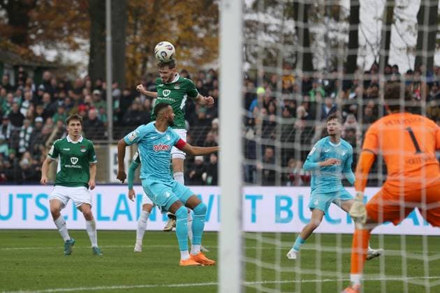 08.11.2025, xjcx, Herren, Fussball, Saison 2025 2026, 3. Liga, 14. Spieltag: 1. FC Schweinfurt 1905 - TSG Hoffenheim II Ruben Reisig ( 17, TSG Hoffenheim II) und Luca Trslic ( 18, 1. FC Schweinfurt 1905), DFL DFB REGULATES PROHIBIT ANY USE OF PHOTOGRAPHS AS IMAGE SEQUENCES AND OR QUASI-VIDEO Schweinfurt Sachs-Stadion Bayern Deutschland