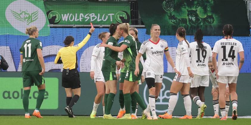 Schiedsrichterin Riem Hussein zeigt Nina Luehrssen (Eintracht Frankfurt) die rote Karte Fussball, Frauen, Saison 2025 2026, 1.Liga, Google Pixel Frauen-Bundesliga, VfL Wolfsburg gegen Eintracht Frankfurt DFL REGULATIONS PROHIBIT ANY USE OF PHOTOGRAPHS AS IMAGE SEQUENCES AND OR QUASI-VIDEO.