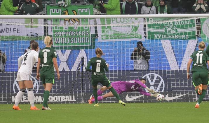 Torhueterin Lina Altenburg (Eintracht Frankfurt) haelt den Elfmeter von Janina Minga (VfL Wolfsburg) Fussball, Frauen, Saison 2025 2026, 1.Liga, Google Pixel Frauen-Bundesliga, VfL Wolfsburg gegen Eintracht Frankfurt DFL REGULATIONS PROHIBIT ANY USE OF PHOTOGRAPHS AS IMAGE SEQUENCES AND OR QUASI-VIDEO.