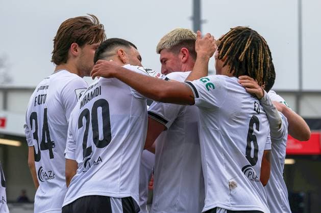 08.11.2025, xsscx, Fußball 3. Liga, SC Verl - FC Erzgebirge Aue, 14. Spieltag, Sportclub Arena, Saison 2025 2026: Die Msannschaft feiert Alessio Besio (SC Verl 23) nach dem Tor zum 1:0 DFB regulations prohibit any use of photographs as image sequences and or quasi-video. Nordrhein-Westfalen Deutschland