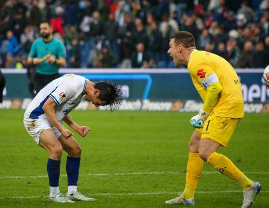 Deutschland: Fussball 2.Bundesliga 2025 26, 12. Spieltag - Hannover 96 vs SV Darmstadt 98 - Heinz von Heiden Arena Stadion (Hannover): Siegfeier Martin Heck (SV Darmstadt 98) Hiroki Akiyama (SV Darmstadt 98, 16) Hannover