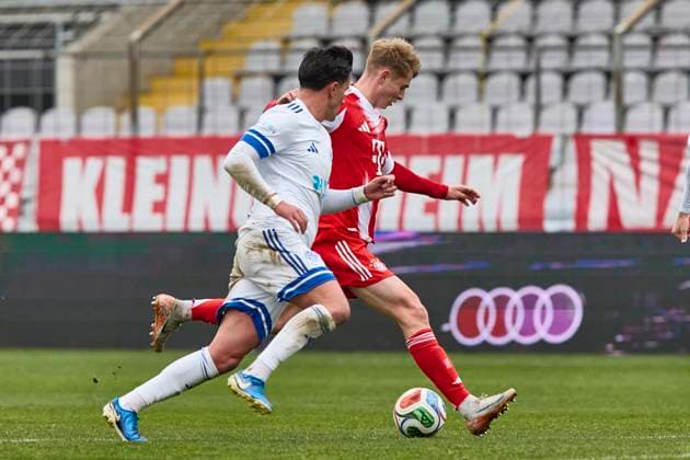 Regionalliga Bayern, FC Bayern München II vs SV Viktoria Aschaffenburg, München FC Bayern, München FC Bayern II (Amateure), Aschaffenburg SV Viktoria, 2025-11-08 in München (Stadion an der Grünwalder Straße) HEINZ Anton (FC Bayern München II FCBII7 Rechtsaußen), ASANI Adrian (SV Viktoria Aschaffenburg Defensives Mittelfeld (Nr.17) (SVA17)) sportworld München Stadion an der Grünwalder Stra Bayern Deutschland