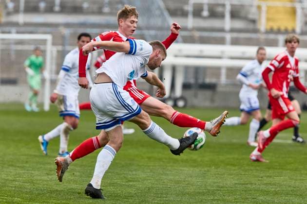 Regionalliga Bayern, FC Bayern München II vs SV Viktoria Aschaffenburg, München FC Bayern, München FC Bayern II (Amateure), Aschaffenburg SV Viktoria, 2025-11-08 in München (Stadion an der Grünwalder Straße) BORGER Niklas (SV Viktoria Aschaffenburg Innenverteidiger (Nr.5) (SVA5)), HEINZ Anton (FC Bayern München II FCBII7 Rechtsaußen) sportworld München Stadion an der Grünwalder Stra Bayern Deutschland